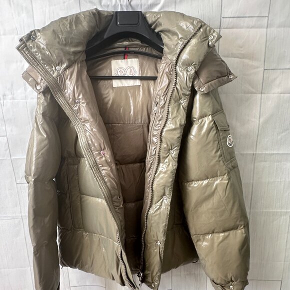 This Moncler down jacket is labeled as a men's style, but it's also suitable for - Picture 4 of 7